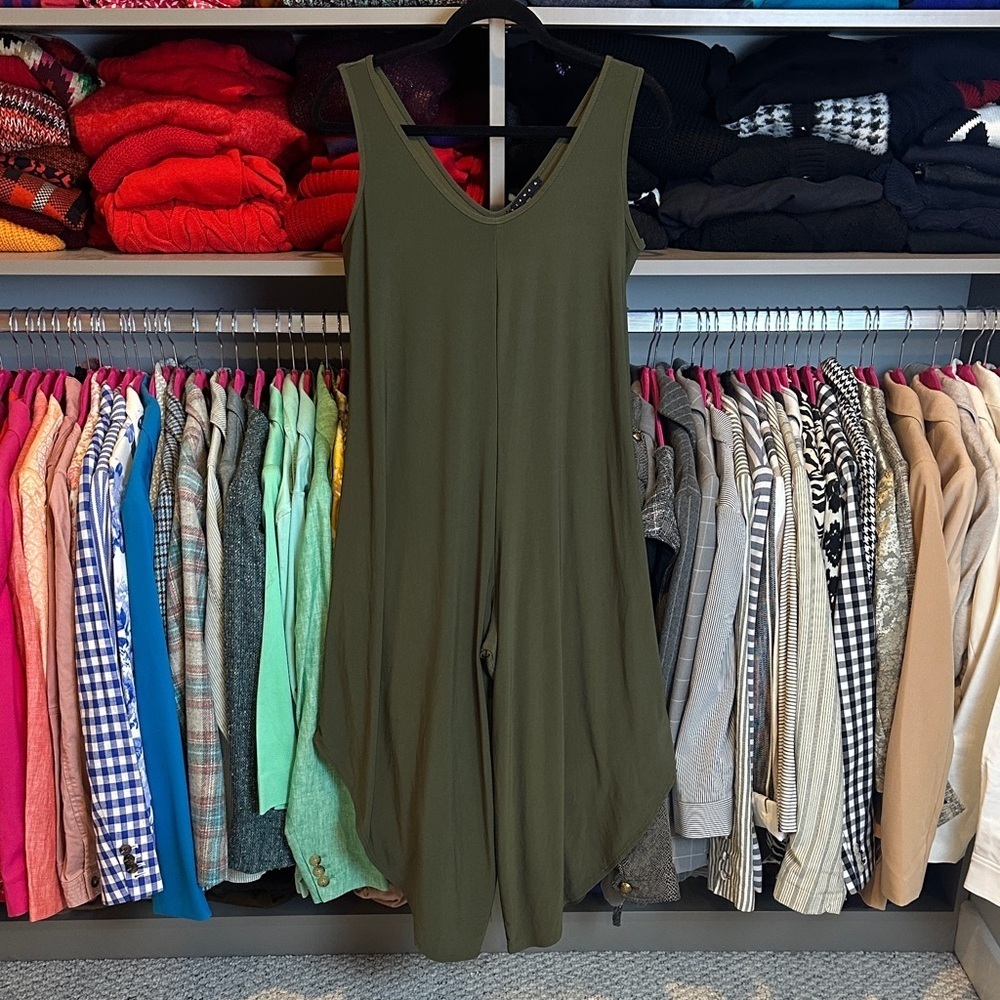 Tiana B. army green v neck sleeveless handkerchief hem cropped jumpsuit size S